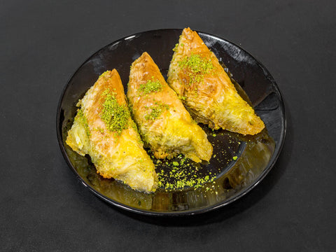 Öbiyet with pistachios and cream filling